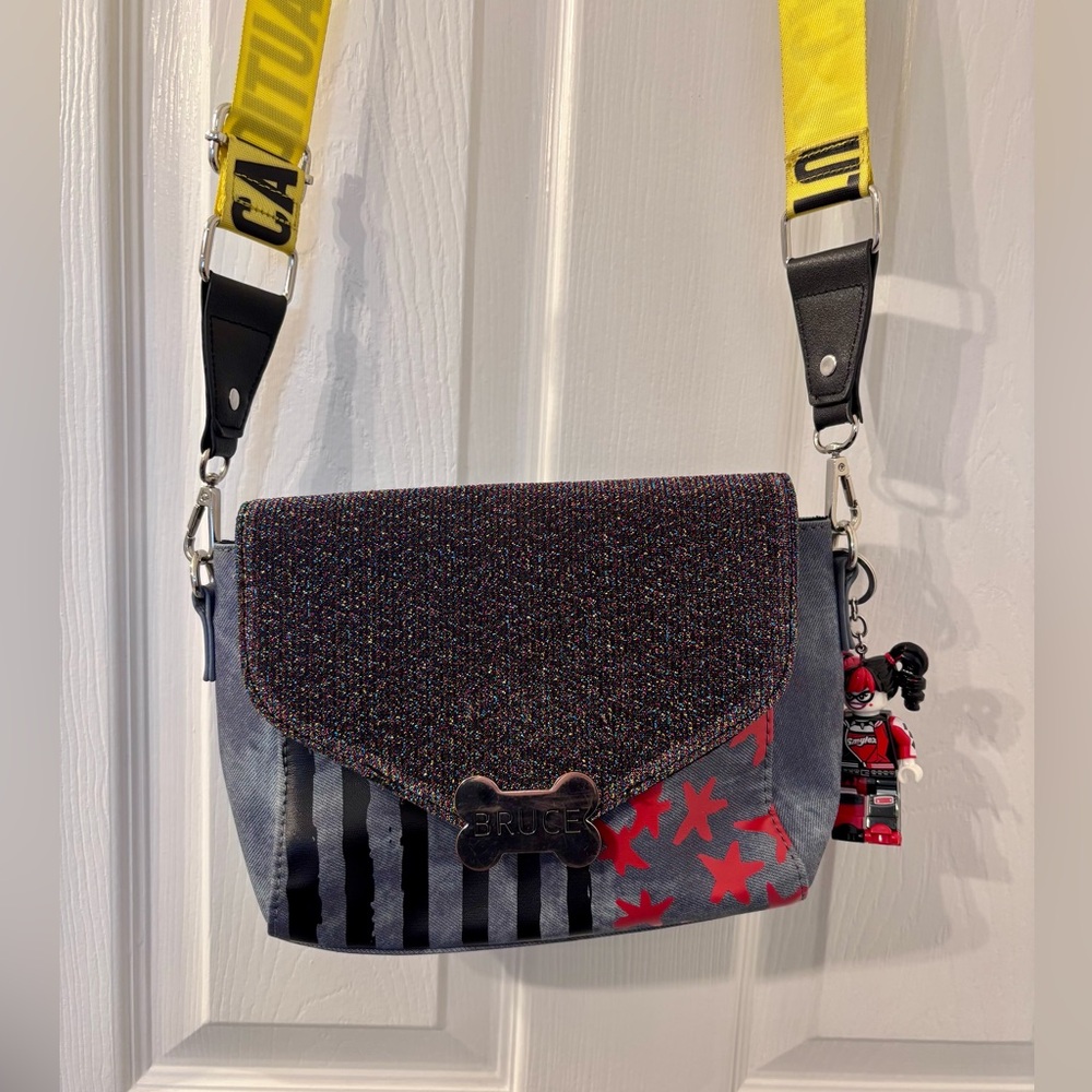 Bioworld Bruce birds of prey Harley Quinn Trendy Black and Red Crossbody Bag